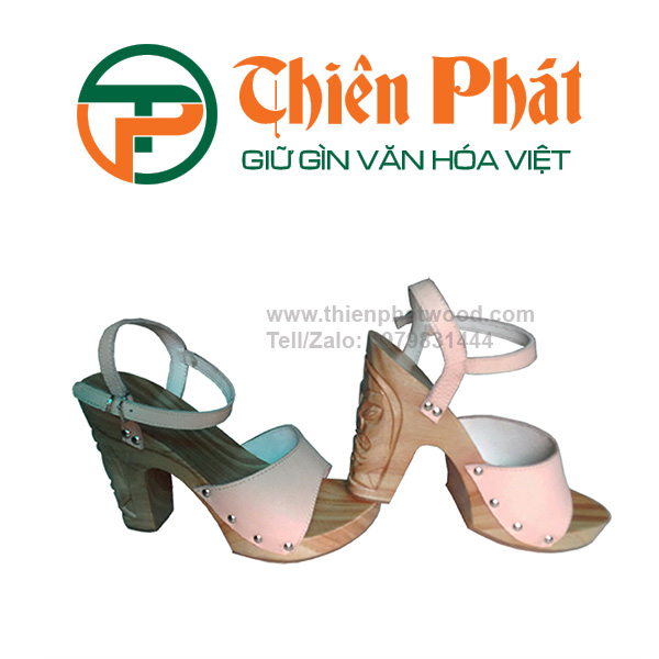 guốc gỗ chạm khắc hình mặt người tỉ mỉ